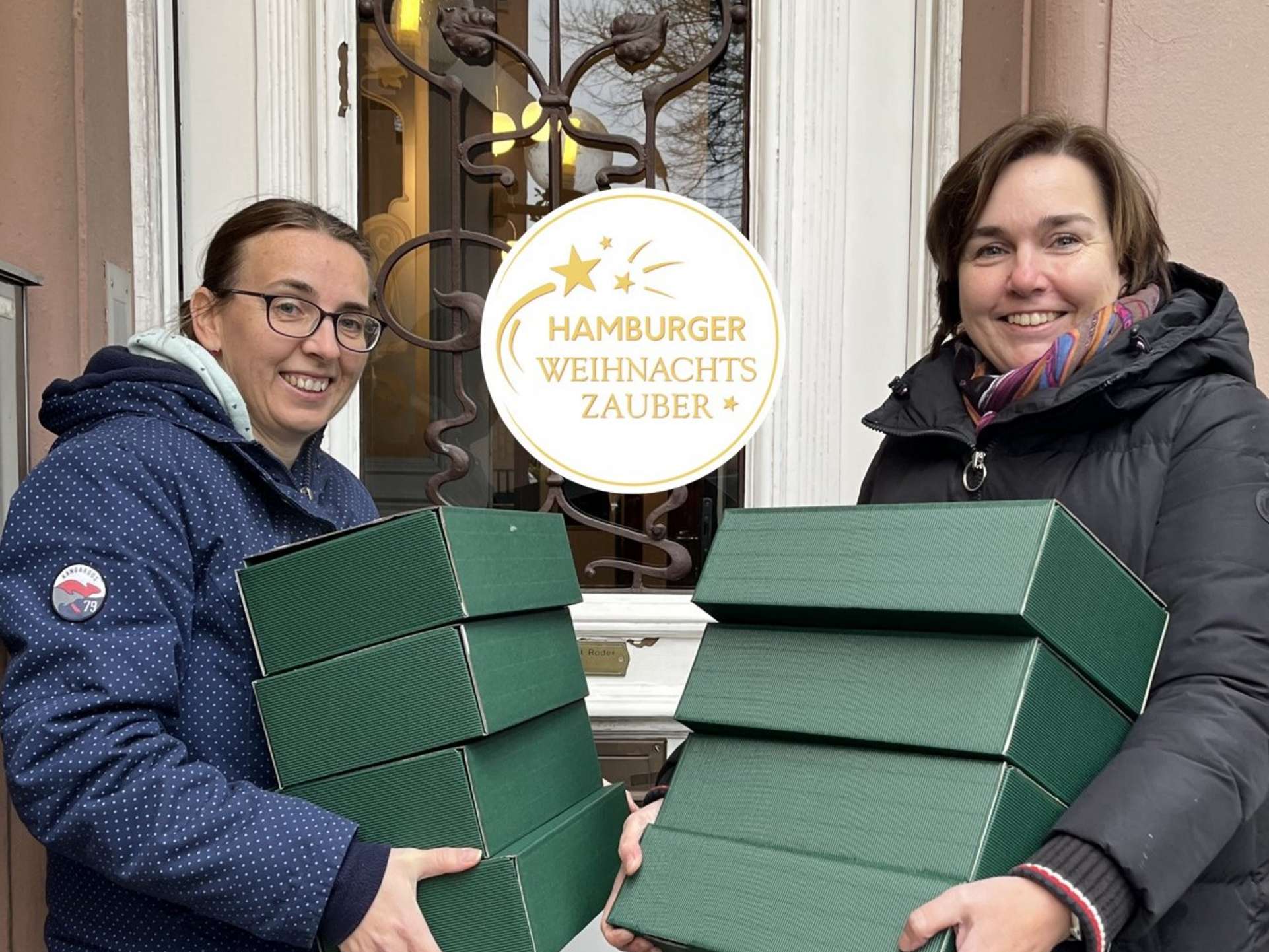 Janine Finnern und Katja Krupke (v.l.n.r.) von der Hildegard und Horst Röder-Stiftung nehmen die 250 Päckchen entgegen. Foto: Röder-Stiftung.
