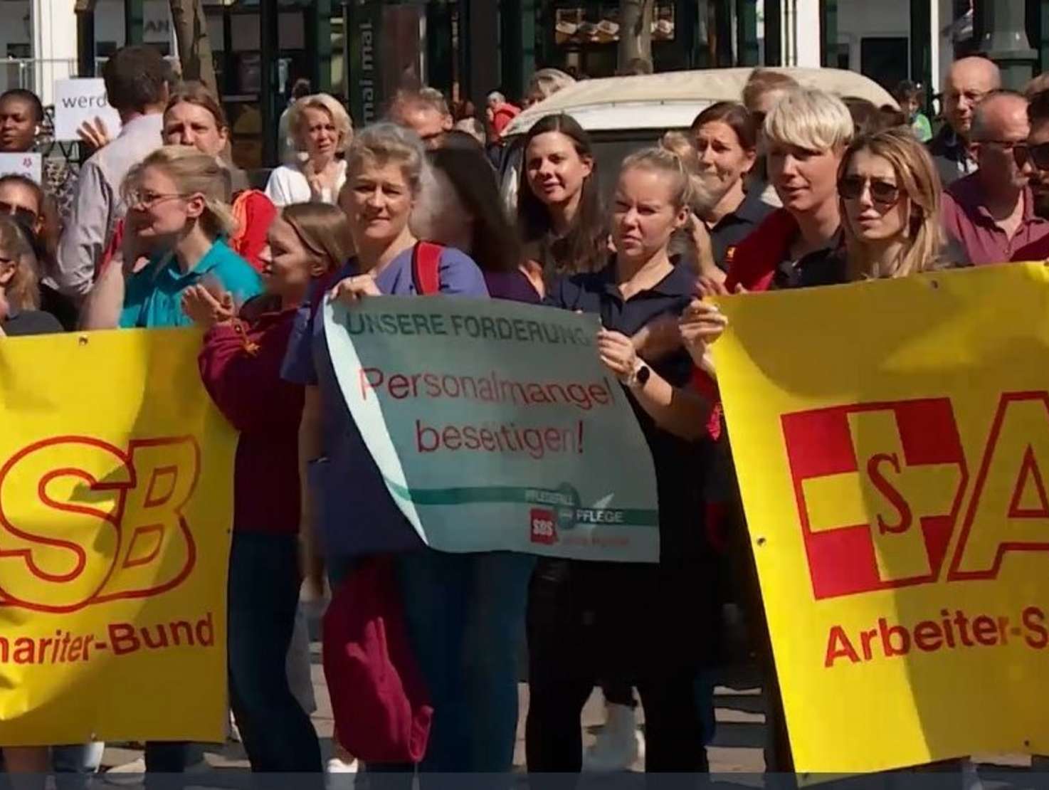 Auch die Pflegekräfte des ASB Hamburg haben sich an der Kundgebung beteiligt. Foto: Sat1 Regionalfernsehen.