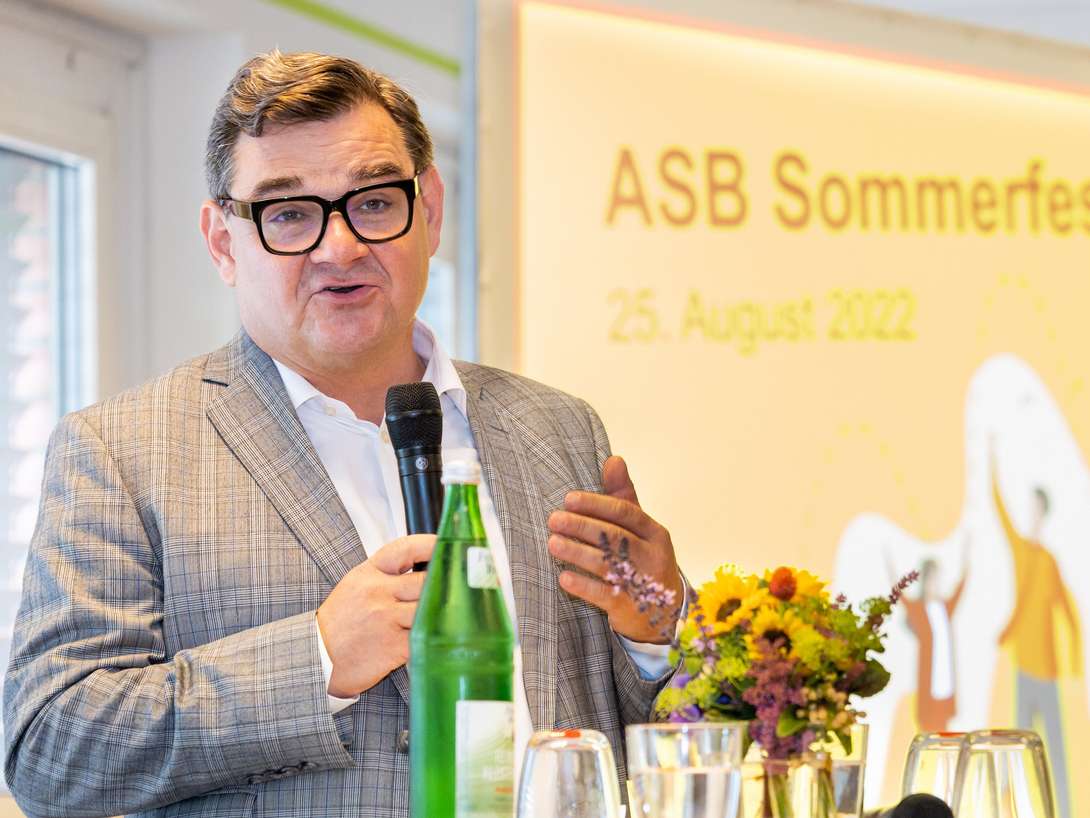 Der neue Landesvorsitzende Marcus Weinberg begrüßt die Gäste des ASB Sommerfestes 2022. Foto: Annette Schrader.