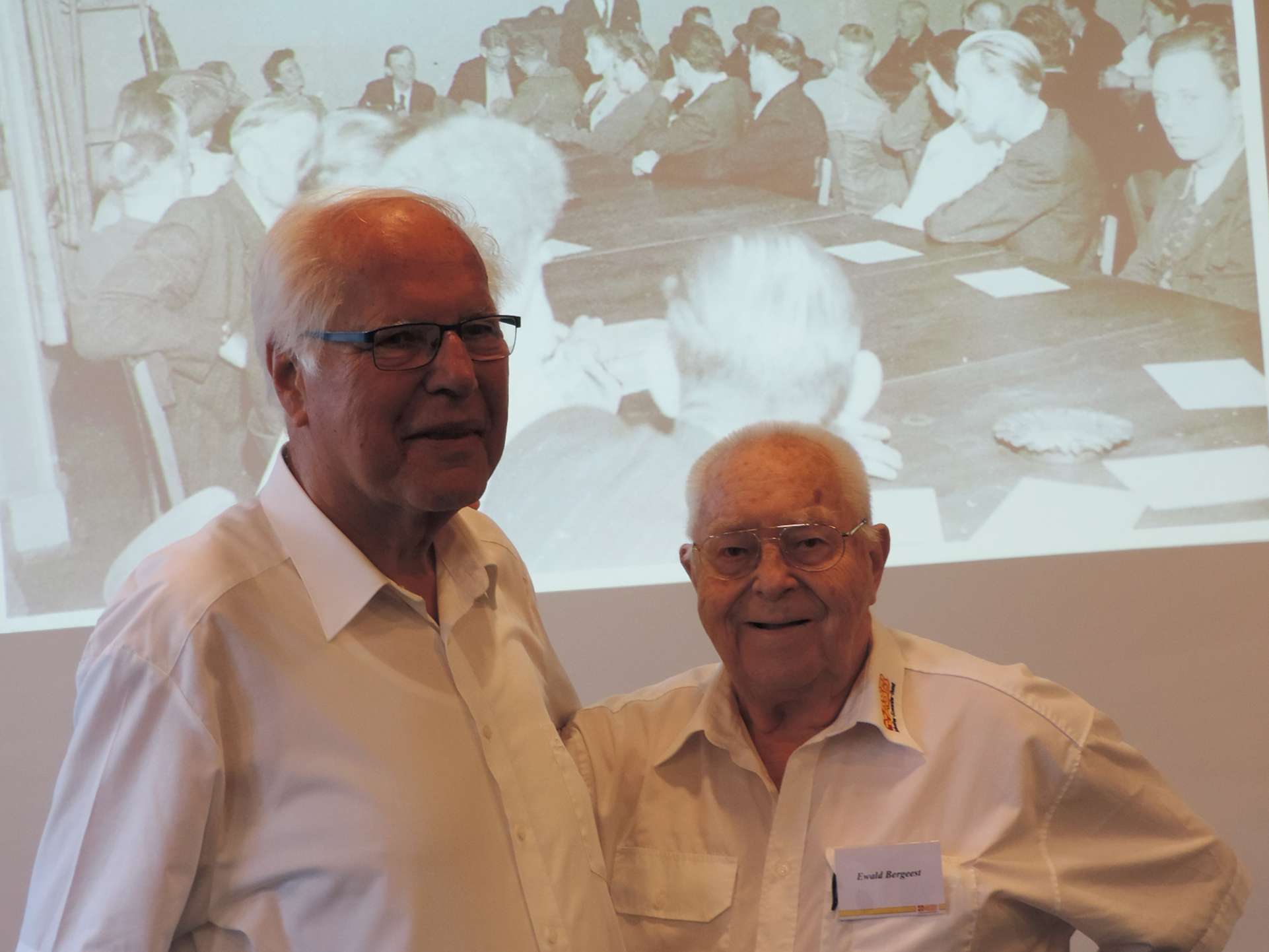 ASB-Präsidiumsmitglied Wilhelm Müller (links) hielt eine Laudatio auf Ewald Bergeest, der seit über 70 Jahren im ASB Mitglied ist und dem das ASB-Bundesarchiv viel Bildmaterial zu verdanken hat. Foto: ASB Hamburg/ A. Selassie-Fatty.