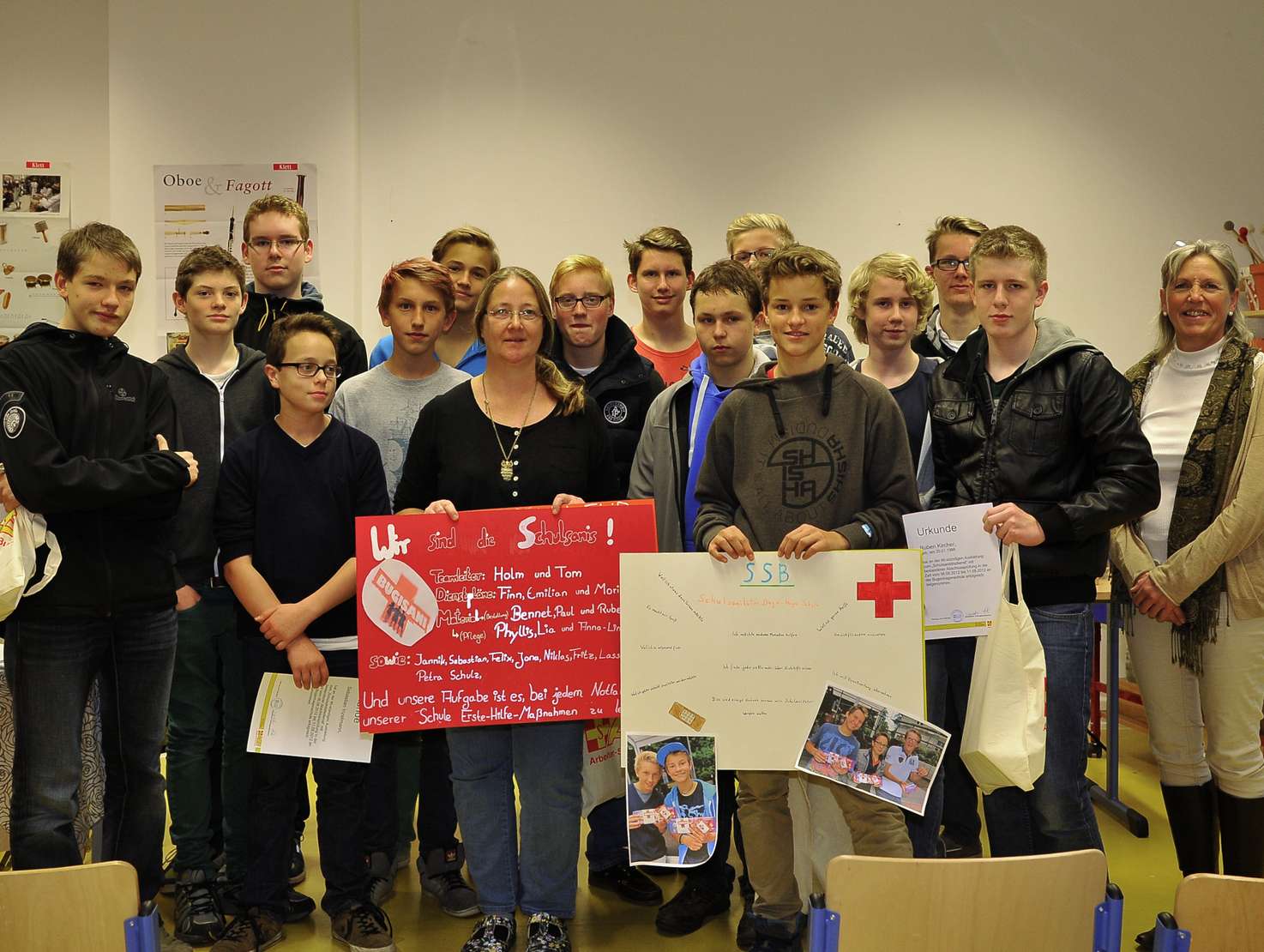 14 von 16 Schülerinnen und Schüler, die die Prüfung bestanden haben mit ihrer Betreuungslehrerin Frau Schulz und Frau Hanssen vom ASB OV Hamburg West e.V.