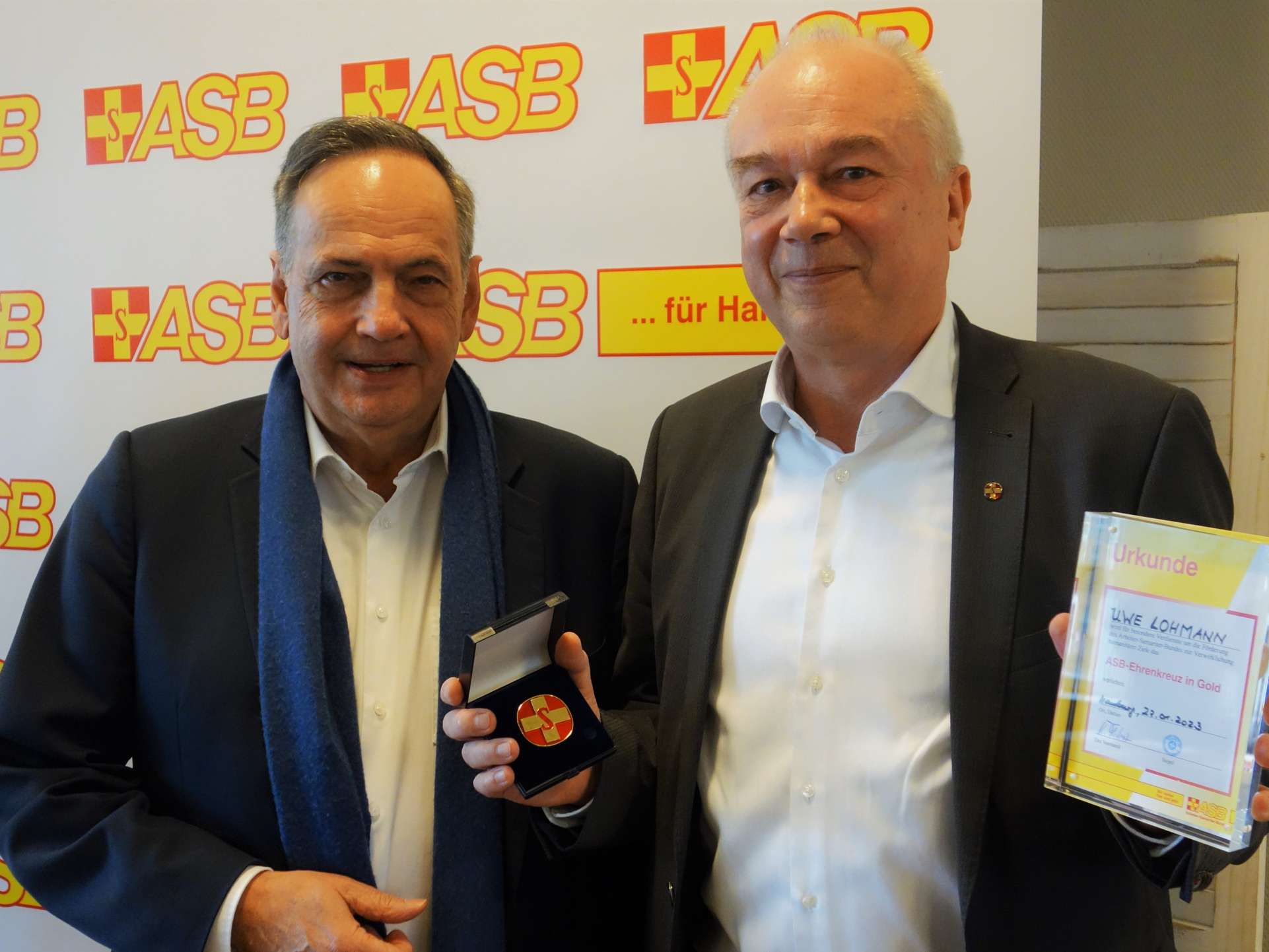 Der Bundesvorsitzende Knut Fleckenstein (l.) überreicht Uwe Lohmann das Goldene Samariterkreuz. Foto: Helen Kahlert.