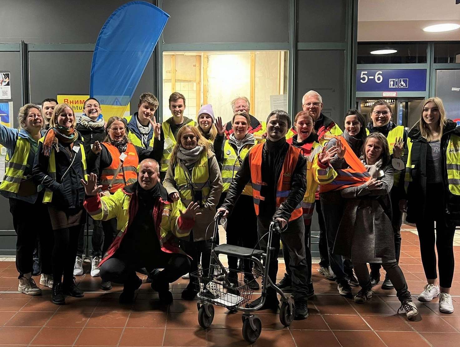 Mehr als 800 ehrenamtliche Helfer:innen haben den ASB u.a. am Welcome Point am Hamburger Hauptbahnhof unterstützt, um Geflüchtete aus der Ukraine in Empfang zu nehmen. Foto: ASB Hamburg.