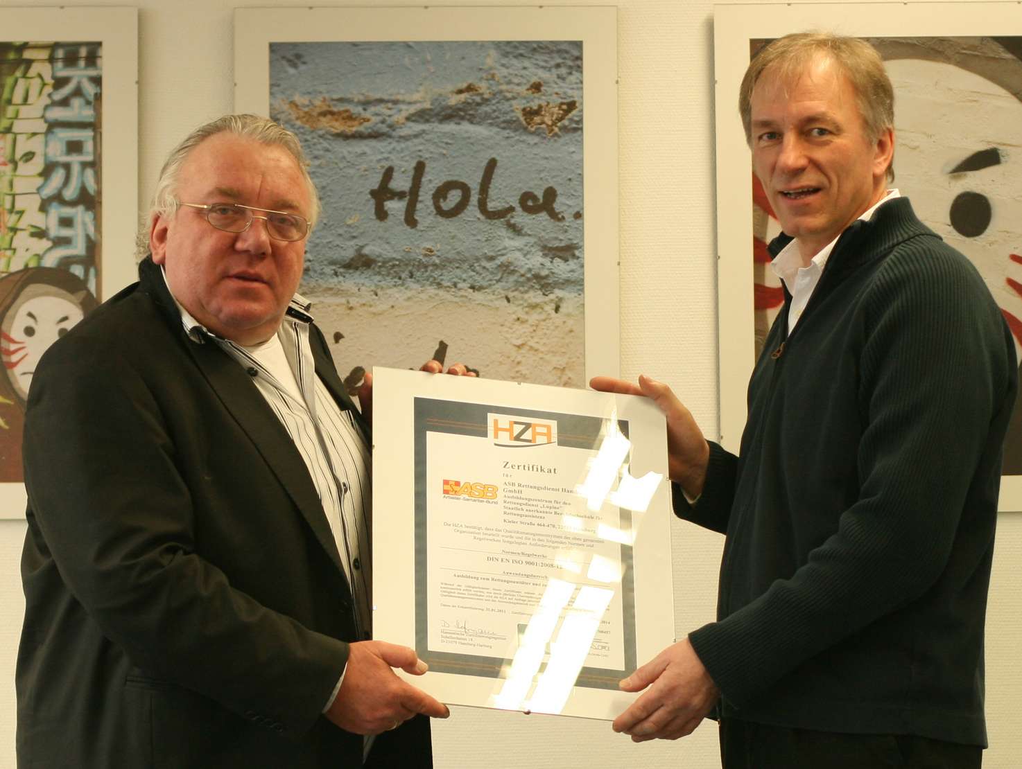 Rainer Hoffmann übergibt Schulleiter Bernd Baekler das Zertifikat. (Foto: ASB Hamburg)