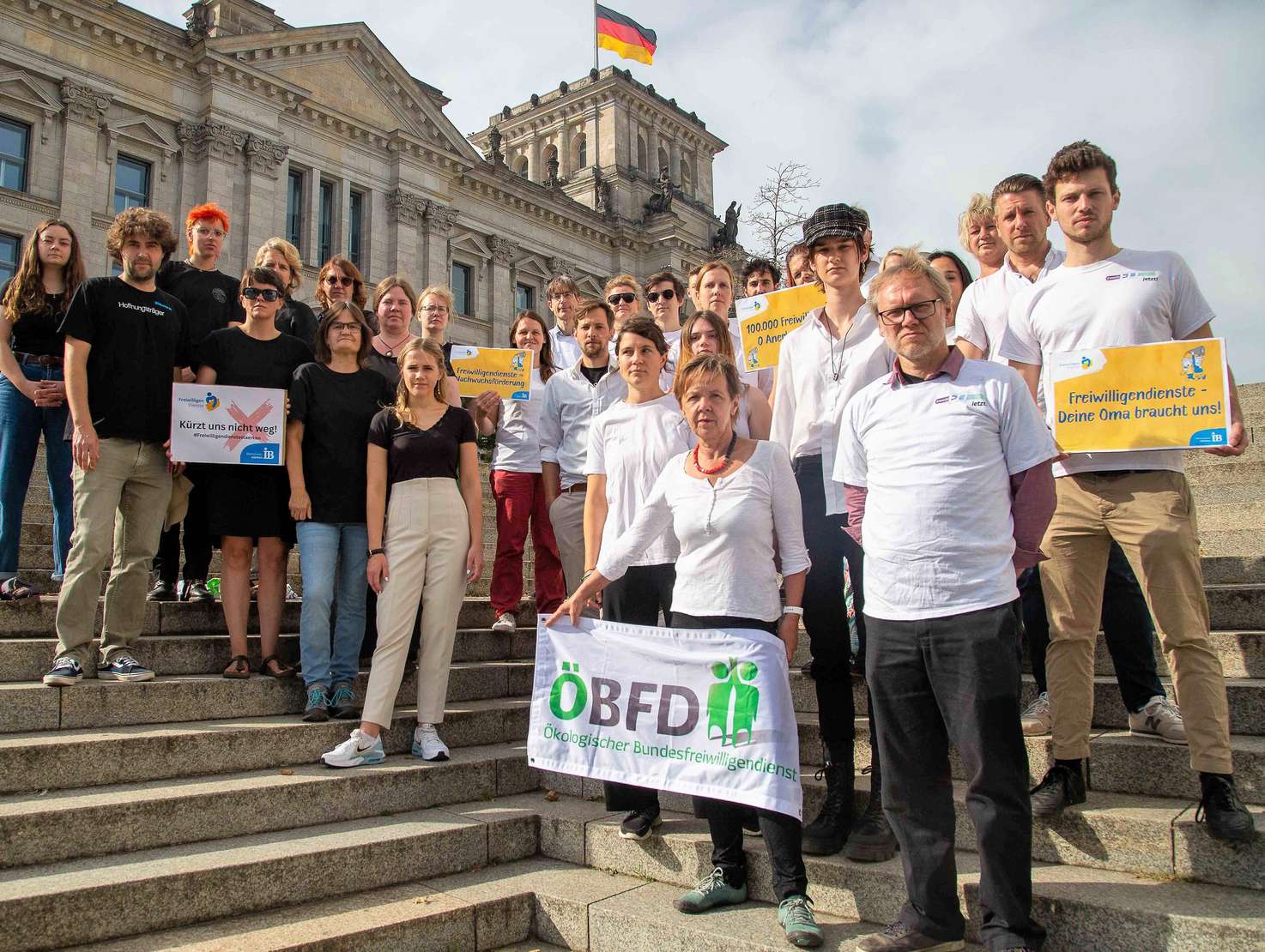 Die Freiwilligen waren mit ihrer Petition zum Freiwilligendienst vor dem Bundestags-Petitionsausschuss. Foto: Deutscher Caritasverband e.V.