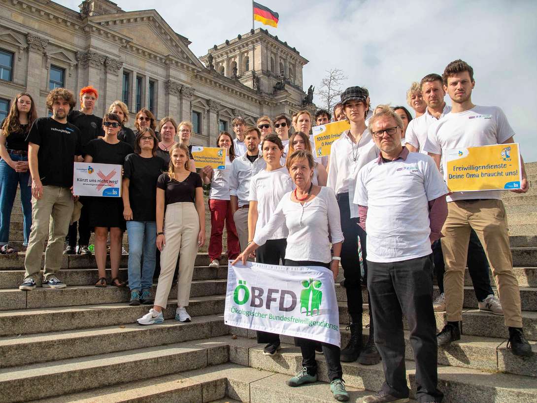 Die Freiwilligen waren mit ihrer Petition zum Freiwilligendienst vor dem Bundestags-Petitionsausschuss. Foto: Deutscher Caritasverband e.V.