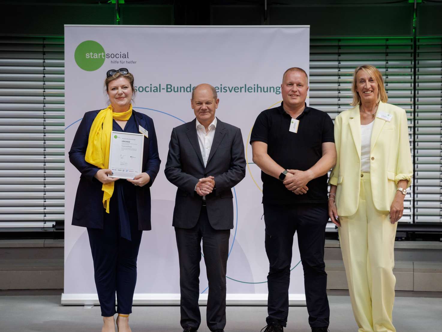 Das Projektteam von ASB Tausch und Schnack Constance Böhle, Rene Grassau und Inga Ruhser (v.l.n.r.) freut sich über die Auszeichnung des Bundeskanzlers Olaf Scholz.