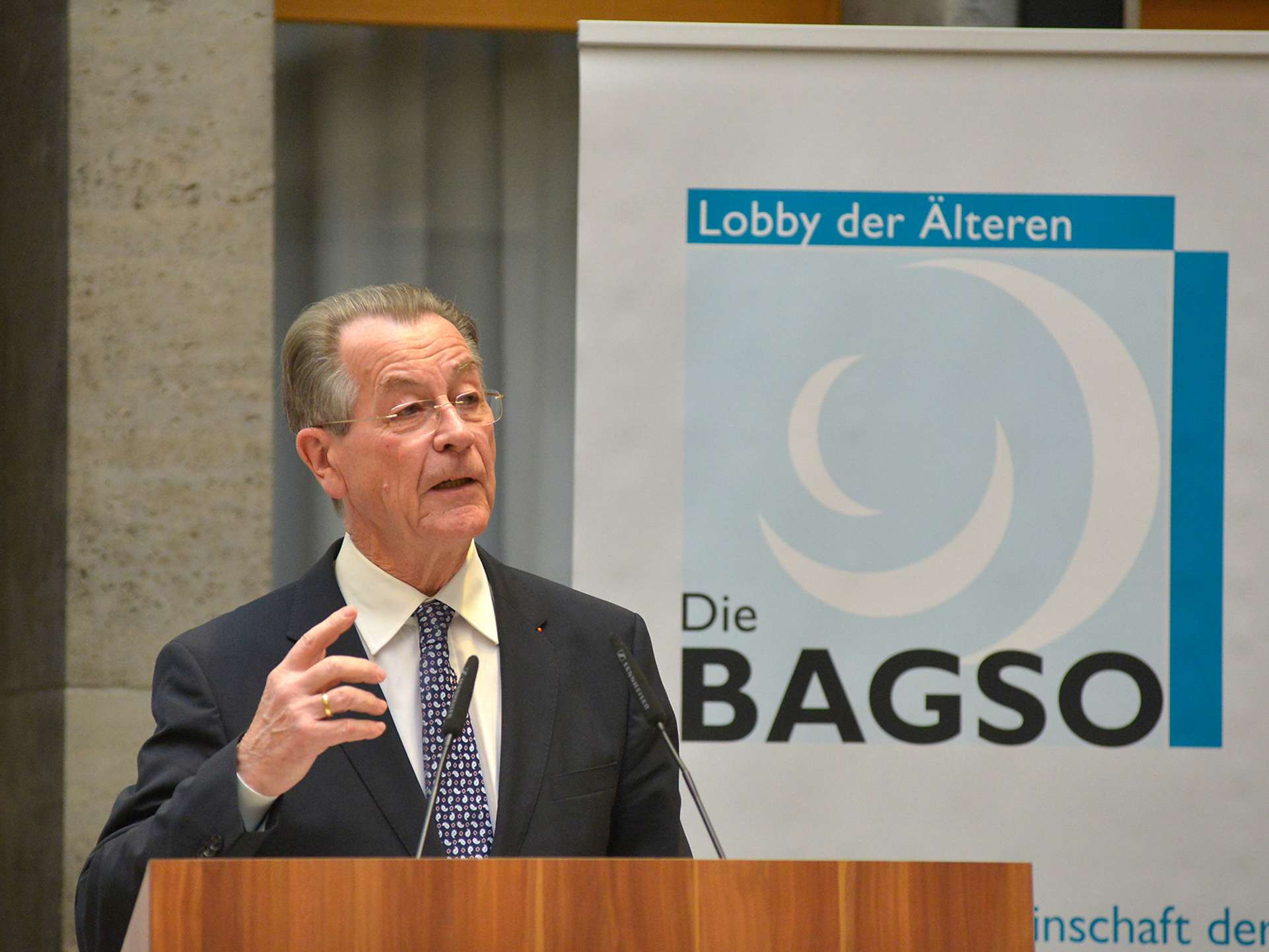 ASB Präsident und BAGSO-Vorsitzender Franz Müntefering setzt sich für die Rechte von Pflegebedürftigen und Behinderten ein.