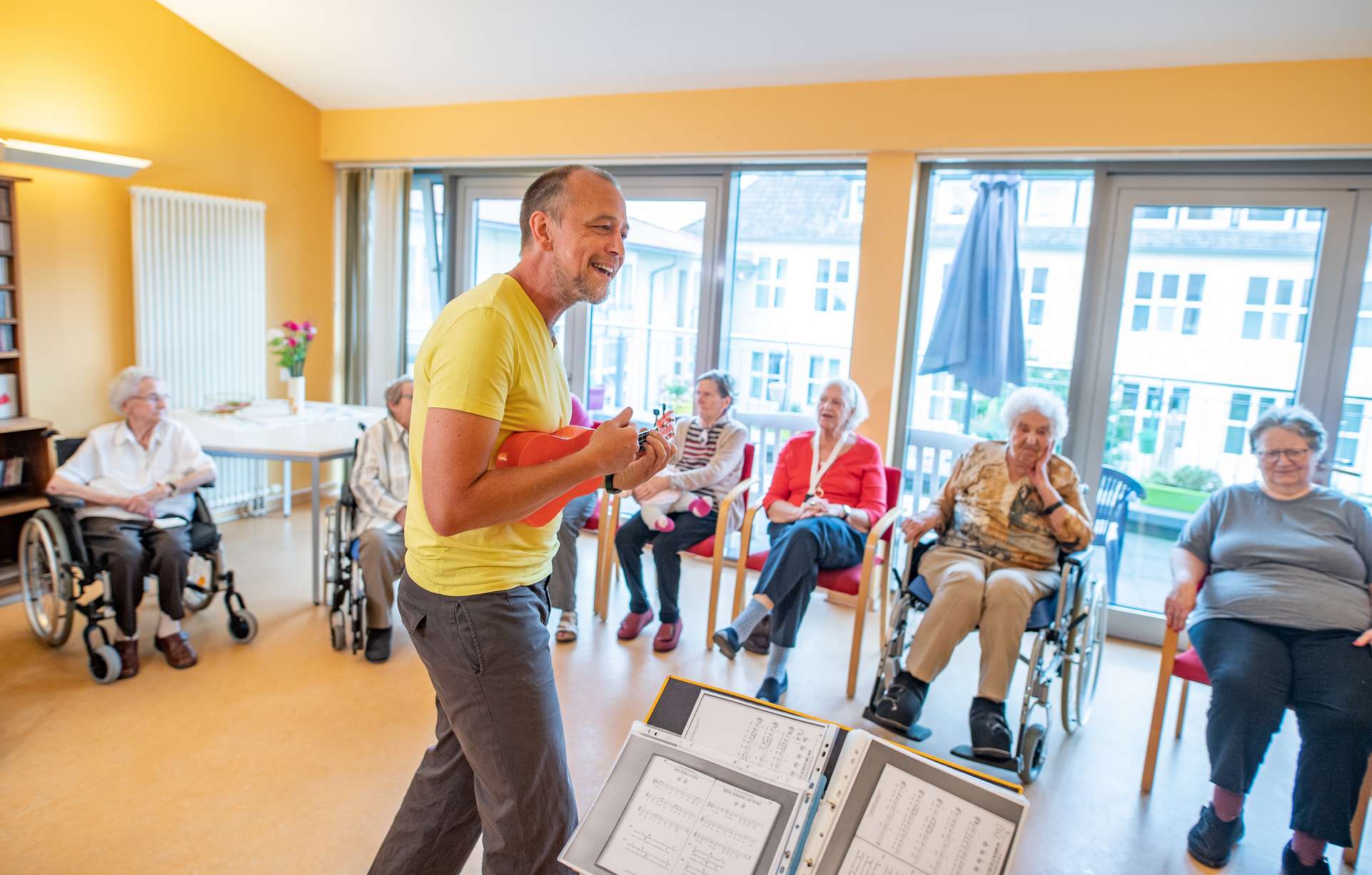 ASB Senioren- und Pflegeheim Lupine Musiker mit Bewohnern beim Singen