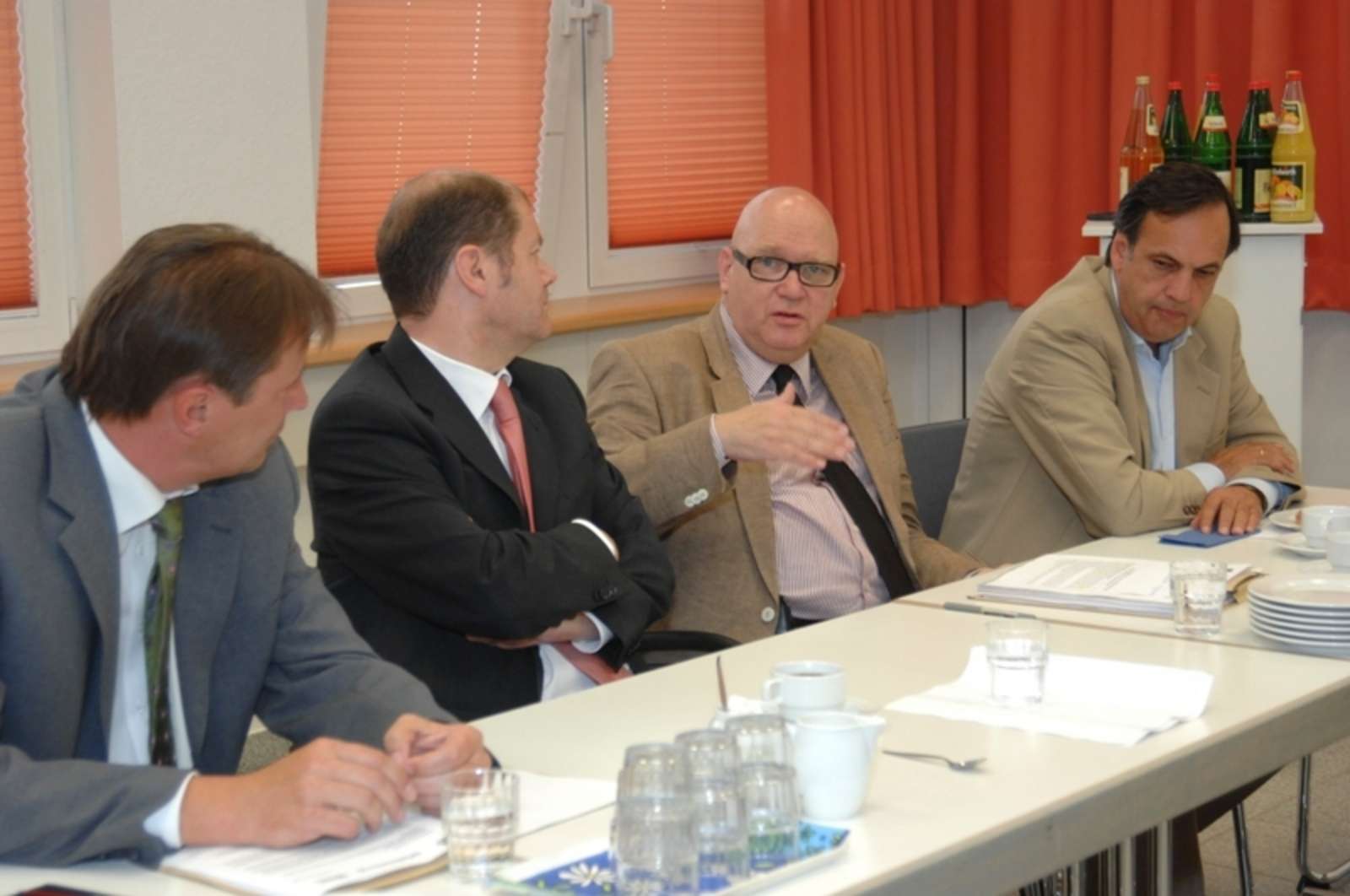 v.l.n.r.: Stefan Rehm (Diakonisches Werk), Bundesarbeitsminister Olaf Scholz, Wolfgang Rose (Ver.di), Knut Fleckenstein (ASB)
