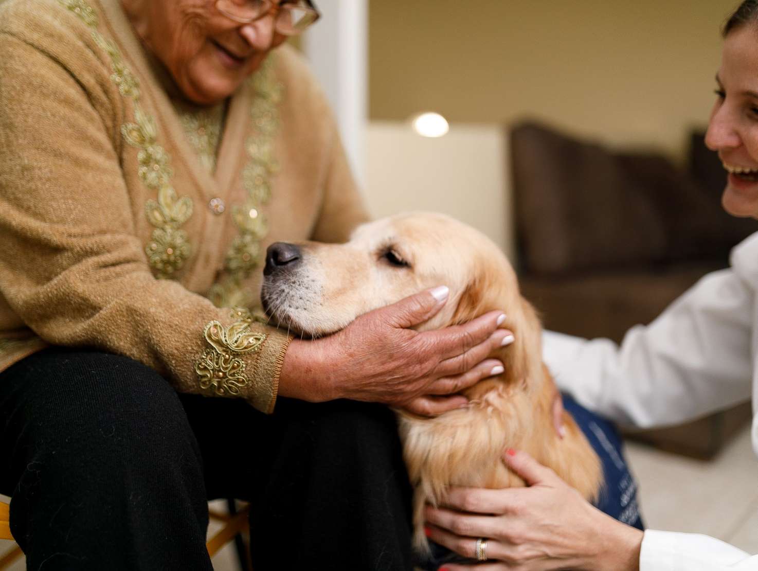 Für viele ältere und erkrankte Menschen sind Tiere ein essentieller Bestandteil ihres Lebens. Foto: iStock/Capuski.