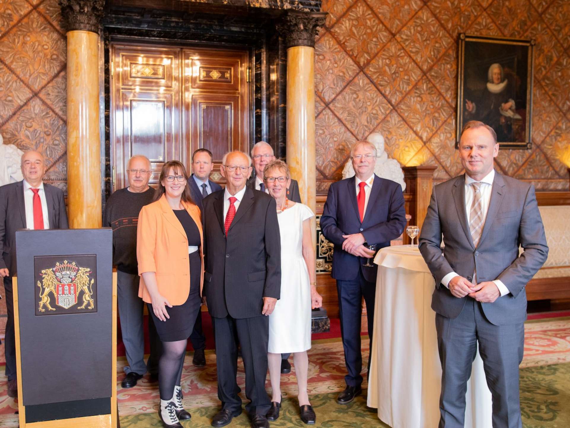 Harald Beese (Mitte), ehemaliger ASB Hamburg Landesvorstand, hat das Verdienstkreuz am Bande von Senator Andy Grote im Hamburger Rathaus überreicht bekommen.