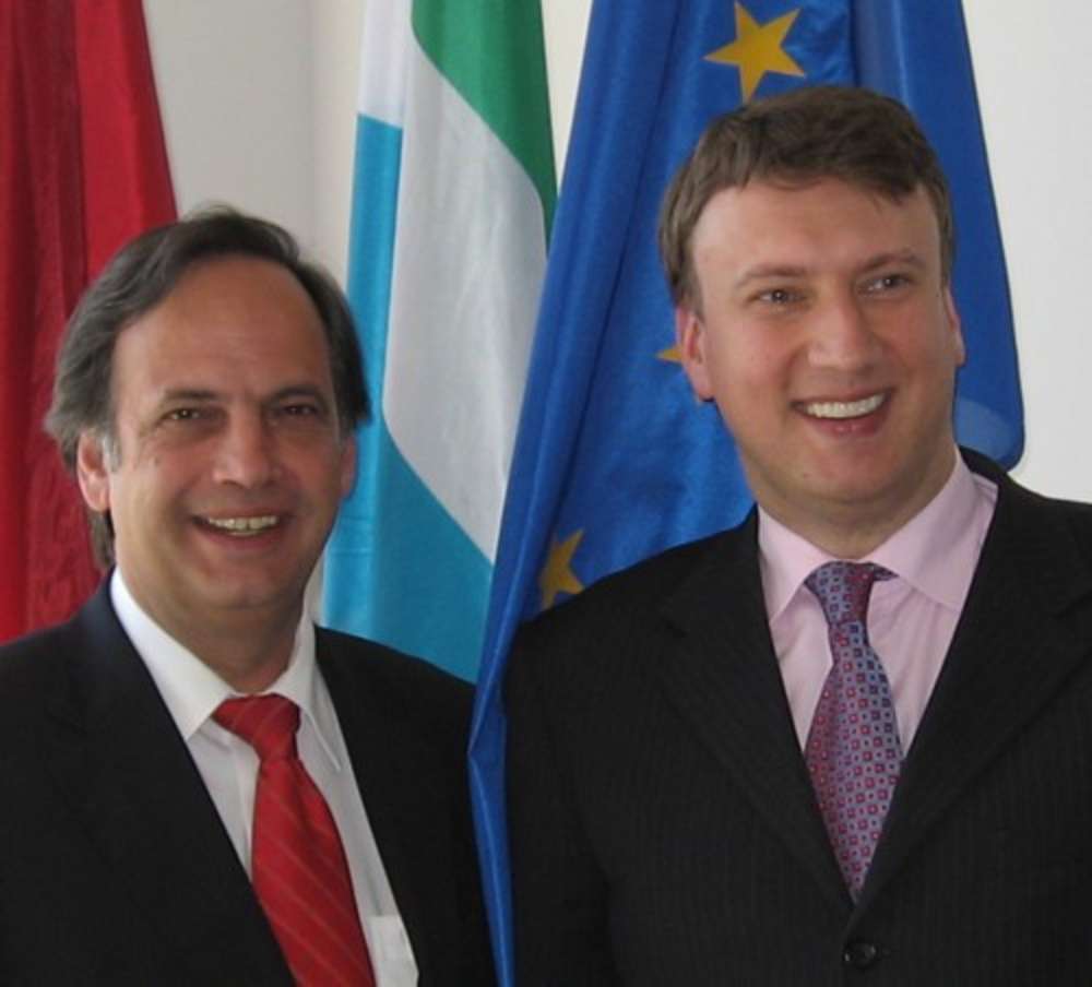 Knut Fleckenstein mit dem lettischen Minister für Integration, Oskar Katens.