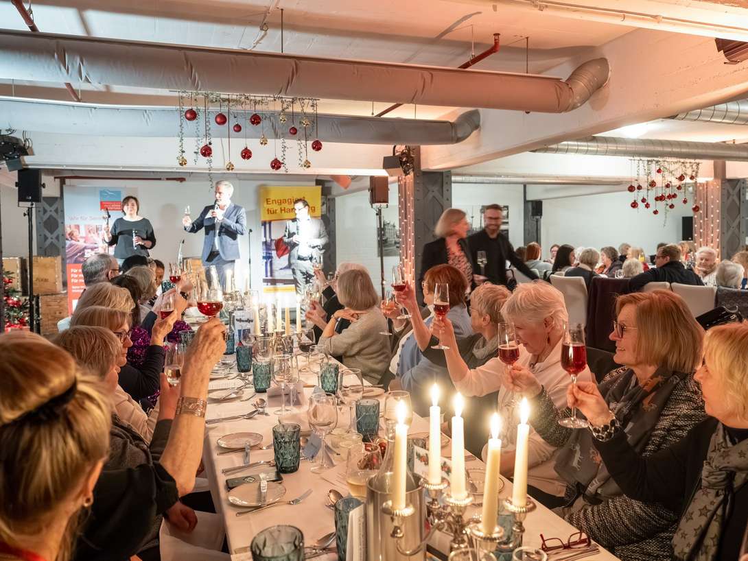 Hamburger Weihnachtszauber: Gemeinsames Anstoßen mit den Gästen. Foto: Markus Hertrich. 