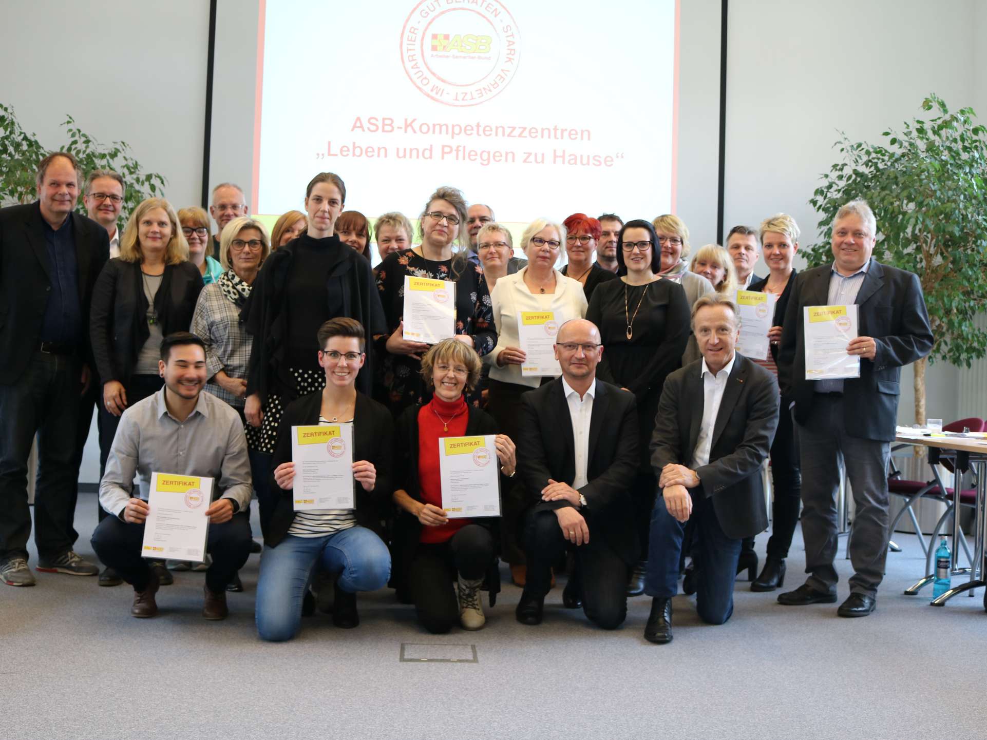 Nach erfolgreichem Abschluss in der Bundesgeschäftsstelle in Köln die Qualitätssiegel „Im Quartier - stark vernetzt - gut beraten“ an die acht ASB-Einrichtungen verliehen. Foto: ASB.