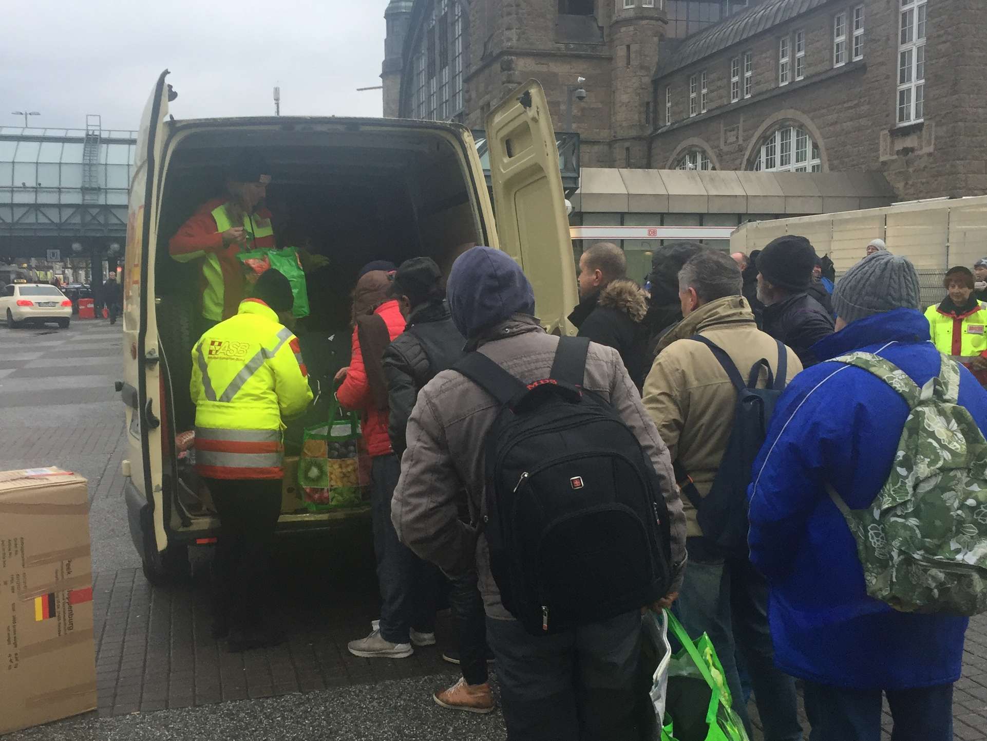 Der Andrang am Gabenzaun war groß, warme Sachen können obdachlose Menschen immer gebrauchen. Foto: ASB Hamburg