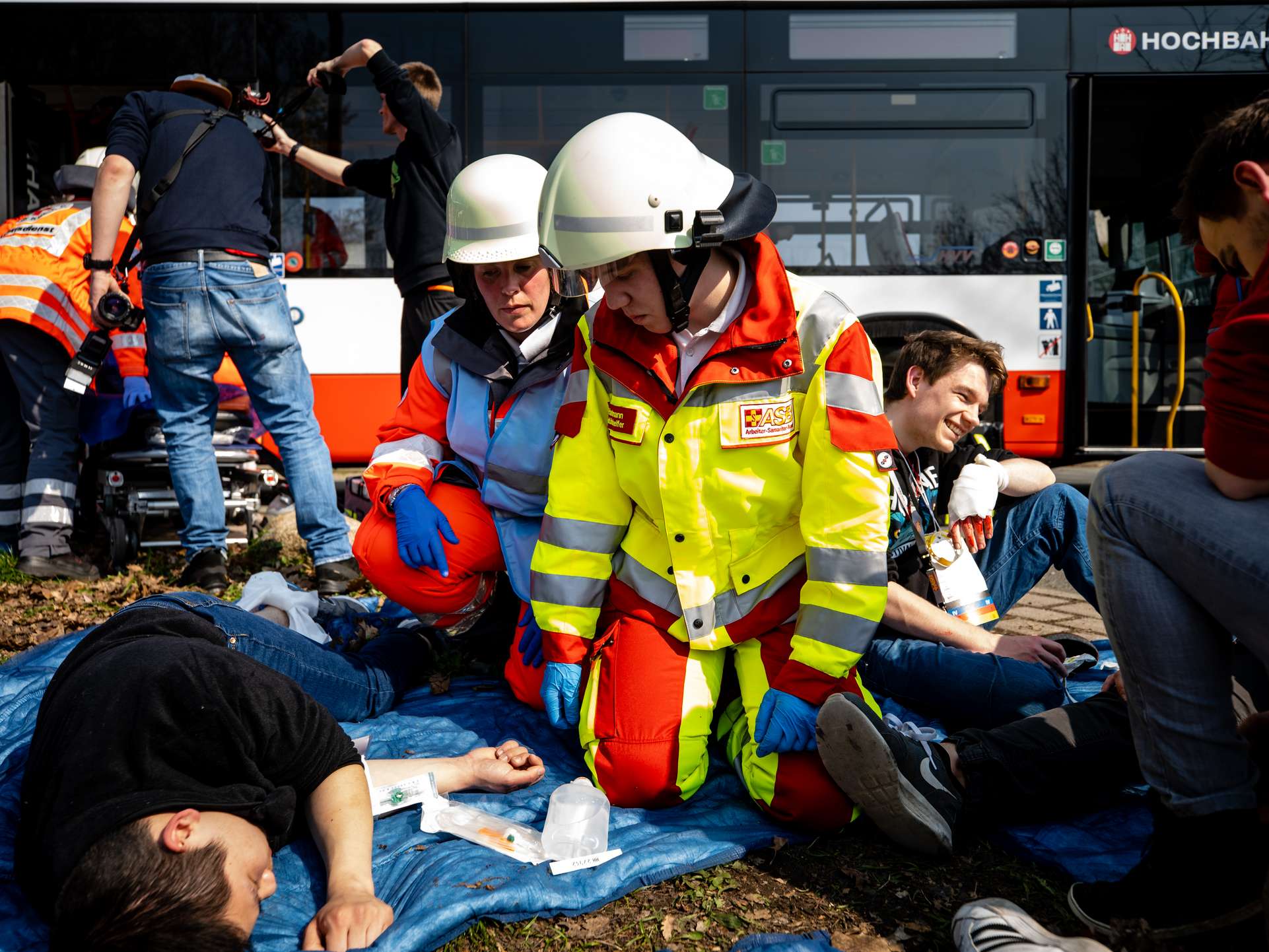 ASB-Einsatzkräfte proben den Ernstfall bei einem simulierten Busunglück der BOSEx 2019 (Behörden und Organisationen mit Sicherheitsauftrag Exercise). Foto: ASB Hamburg / Henning Angerer.