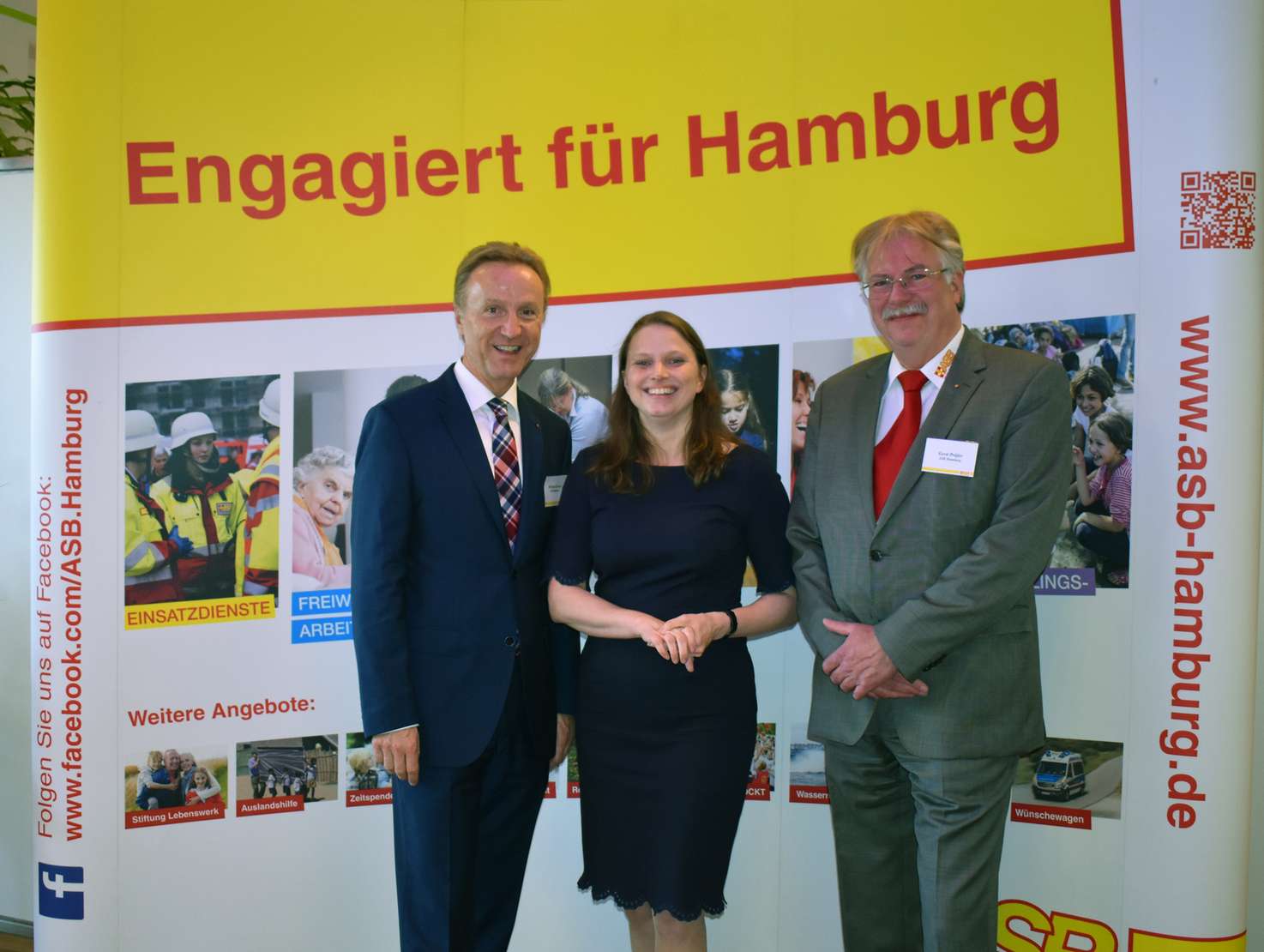 Der stellvertretende Landesvorsitzende des ASB Hamburg, Gerd Prüfer (links), und der Geschäftsführer Michael Sander (rechts), freuten sich über den Besuch von Sozialministerin Dr. Melanie Leonhard auf dem diesjährigen ASB-Sommerfest. Foto: ASB Hamburg / P. Witt.