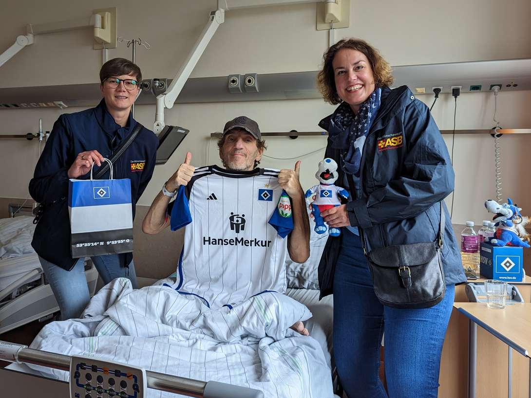 Überraschung gelungen: HSV-Fan Piero Minör freut sich sehr über das Trikot, das Steffi Ellert (li.) und Martina Darkow vom Team des ASB-Wünschewagens ihm brachten. Foto: ASB Hamburg.