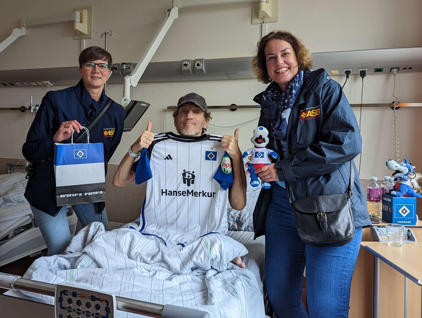Überraschung gelungen: HSV-Fan Piero Minör freut sich sehr über das Trikot, das Steffi Ellert (li.) und Martina Darkow vom Team des ASB-Wünschewagens ihm brachten. Foto: ASB Hamburg.