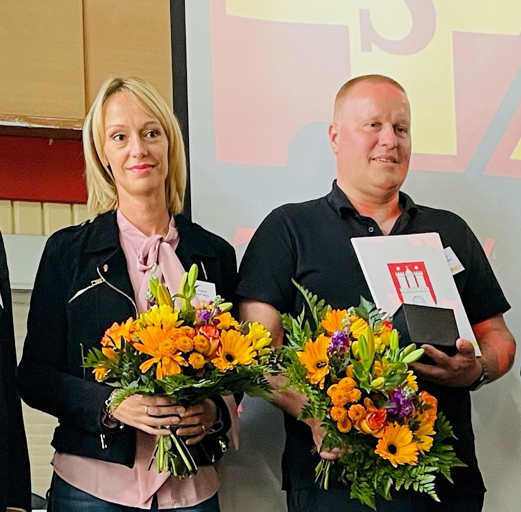 Die vom ASB Landesverband Hamburg gewählten Helfer:innen des Jahres 2022 Lindsey Gurzi und Rene Grassau. Foto: ASB Anja Selassie-Fatty.
